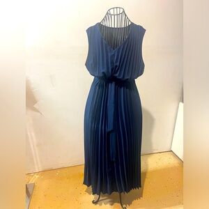 Sleeveless dress, size XL.